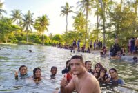 Animo masyarakat menikmati tempat pemandian kolam "Ai Dakka" di Desa Molie, Kecamatan Hawu Mehara pada Minggu 13 Maret 2022 (Foto: Dule Dubu/Savanaparadise.com)