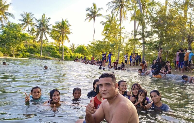 Animo masyarakat menikmati tempat pemandian kolam 
