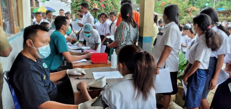 Binda NTT Beri Vaksinasi Bagi Pelajar dan Lansia (Foto: Tobias Talu/Savanaparadise.com)