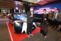 Foto Wakil Direktur Utama BNI Adi Sulistyowati bersama pemenang hadiah grand prize Mobil listrik mewah Tesla Model 3 Ryan di Menara BNI Pejompongan, Kamis (24/3/2022). BNI proaktif mengadakan program-program apresiasi seru yang dapat dinikmati nasabah sambil bisa menikmati berbagai benefit transaksi dari diskon belanja kartu debit BNI.Foto Dokumen BNI