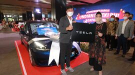Foto Wakil Direktur Utama BNI Adi Sulistyowati bersama pemenang hadiah grand prize Mobil listrik mewah Tesla Model 3 Ryan di Menara BNI Pejompongan, Kamis (24/3/2022). BNI proaktif mengadakan program-program apresiasi seru yang dapat dinikmati nasabah sambil bisa menikmati berbagai benefit transaksi dari diskon belanja kartu debit BNI.Foto Dokumen BNI