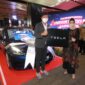 Foto Wakil Direktur Utama BNI Adi Sulistyowati bersama pemenang hadiah grand prize Mobil listrik mewah Tesla Model 3 Ryan di Menara BNI Pejompongan, Kamis (24/3/2022). BNI proaktif mengadakan program-program apresiasi seru yang dapat dinikmati nasabah sambil bisa menikmati berbagai benefit transaksi dari diskon belanja kartu debit BNI.Foto Dokumen BNI