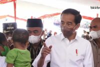 Presiden Republik Indonesia, Joko Widodo sedang ngobrol dengan ibu-ibu di NTT (Foto: Istimewa)
