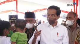 Presiden Republik Indonesia, Joko Widodo sedang ngobrol dengan ibu-ibu di NTT (Foto: Istimewa)