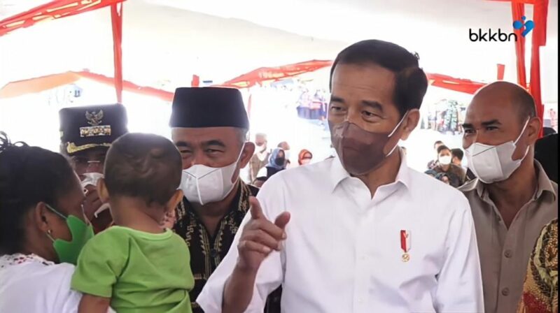 Presiden Republik Indonesia, Joko Widodo sedang ngobrol dengan ibu-ibu di NTT (Foto: Istimewa)