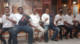 Pose bersama pengurus Relawan Ganjar Untuk Rakyat (GUNTUR) Sumba Timur, NTT usai deklarasi (Foto: Yanto Umbu Muri/Savanaparadise.com)