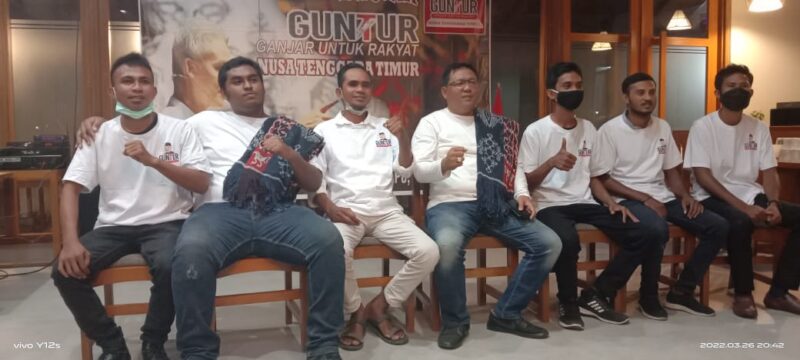 Pose bersama pengurus Relawan Ganjar Untuk Rakyat (GUNTUR) Sumba Timur, NTT usai deklarasi (Foto: Yanto Umbu Muri/Savanaparadise.com)