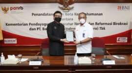 JAKARTA -- Menteri PAN RB Tjahjo Kumolo  dan Direktur Utama BNI Royke Tumilaar dalam Penandatanganan Nota Kesepahaman (MoU) Digitalisasi Pengelolaan Sumber Daya Manusia bagi Aparatur Sipil Negara dan Program Ekosistem Keuangan Institusi Pemerintah, di Jakarta, Selasa (29 Maret 2022). 

BNI pun terus mengupayakan optimalisasi penggunaan teknologi digital dalam semua lini bisnis. Pada era digital saat ini perlu lebih memperkuat kolaborasi termasuk BNI yang sudah memiliki arsitektur Human Capital yang kuat agar dapat membantu digitalisasi pengelolaan ASN./Dok BNI