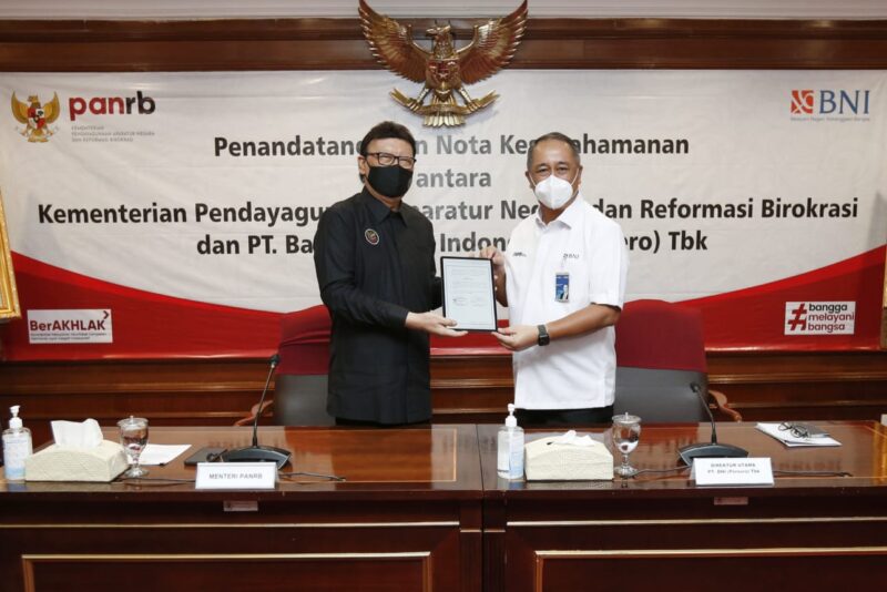 JAKARTA -- Menteri PAN RB Tjahjo Kumolo  dan Direktur Utama BNI Royke Tumilaar dalam Penandatanganan Nota Kesepahaman (MoU) Digitalisasi Pengelolaan Sumber Daya Manusia bagi Aparatur Sipil Negara dan Program Ekosistem Keuangan Institusi Pemerintah, di Jakarta, Selasa (29 Maret 2022). 

BNI pun terus mengupayakan optimalisasi penggunaan teknologi digital dalam semua lini bisnis. Pada era digital saat ini perlu lebih memperkuat kolaborasi termasuk BNI yang sudah memiliki arsitektur Human Capital yang kuat agar dapat membantu digitalisasi pengelolaan ASN./Dok BNI