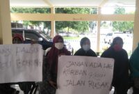 Puluhan Ibu-Ibu dari Kelurahan Roworena Barat Datangi Kantor DPRD Kabupaten Ende (Foto: Chen Rasi/Savanaparadise.com)