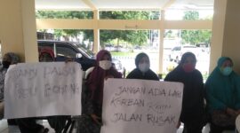 Puluhan Ibu-Ibu dari Kelurahan Roworena Barat Datangi Kantor DPRD Kabupaten Ende (Foto: Chen Rasi/Savanaparadise.com)