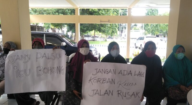 Puluhan Ibu-Ibu dari Kelurahan Roworena Barat Datangi Kantor DPRD Kabupaten Ende (Foto: Chen Rasi/Savanaparadise.com)