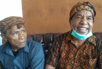 Ketua AMAN Nusa Bunga, Philipus Kami (kiri motif) usai memberikan keterangan pers kepada awak media di kantor Bupati Kabupaten Ende (Foto: Chen Rasi/Savanaparadise.com)