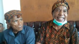 Ketua AMAN Nusa Bunga, Philipus Kami (kiri motif) usai memberikan keterangan pers kepada awak media di kantor Bupati Kabupaten Ende (Foto: Chen Rasi/Savanaparadise.com)