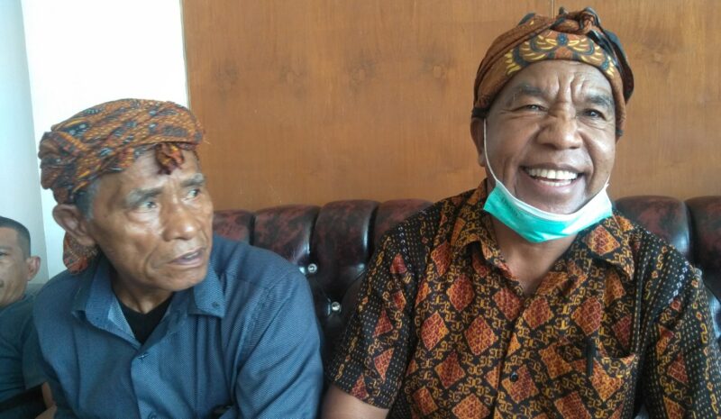 Ketua AMAN Nusa Bunga, Philipus Kami (kiri motif) usai memberikan keterangan pers kepada awak media di kantor Bupati Kabupaten Ende (Foto: Chen Rasi/Savanaparadise.com)