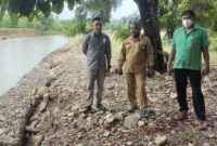 Kepala BPBD Sabu Raiju, Javid Ndu Ufi, S. Sos didampingi Pj. Kades Depe sedang meninjau lokasi banjir di RT.017/RW.008, Dusun IV, Desa Depe (Foto: Dule Dubu/Savanaparadise.com)