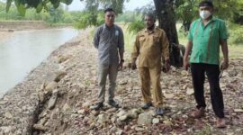 Kepala BPBD Sabu Raiju, Javid Ndu Ufi, S. Sos didampingi Pj. Kades Depe sedang meninjau lokasi banjir di RT.017/RW.008, Dusun IV, Desa Depe (Foto: Dule Dubu/Savanaparadise.com)