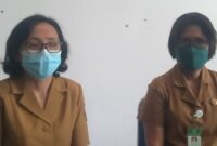 Direktris RSUD Ende, dr. Carolina M. Viany Sunti, Sp. PK (Kiri) saat memberikan keterangan pers kepada beberapa awak media (Foto: Chen Rasi/Savanaparadise.com)