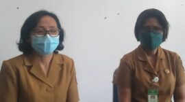 Direktris RSUD Ende, dr. Carolina M. Viany Sunti, Sp. PK (Kiri) saat memberikan keterangan pers kepada beberapa awak media (Foto: Chen Rasi/Savanaparadise.com)