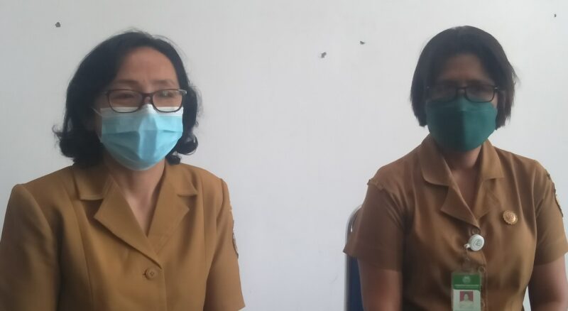 Direktris RSUD Ende, dr. Carolina M. Viany Sunti, Sp. PK (Kiri) saat memberikan keterangan pers kepada beberapa awak media (Foto: Chen Rasi/Savanaparadise.com)