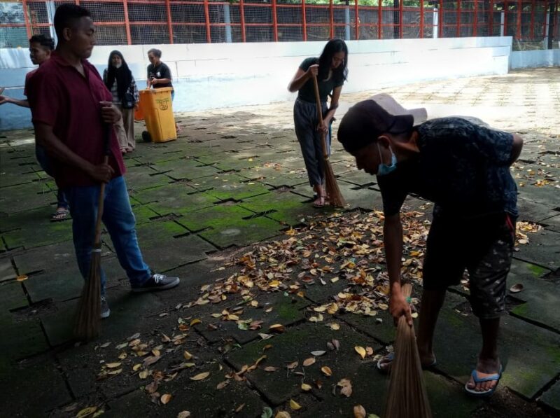 GMNI Cabang Ende adakan bakti sosial di taman renungan Bung Karno (Foto: Chen Rasi/Savanaparadise.com)