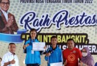 Atlet dari Cabang Olaraga Taekwondo sedang di atas podium menerima medali perunggu pada ajang Popda V dan Kejurda tingkat NTT tahun 2022 (Foto: Istimewa)