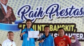 Atlet dari Cabang Olaraga Taekwondo sedang di atas podium menerima medali perunggu pada ajang Popda V dan Kejurda tingkat NTT tahun 2022 (Foto: Istimewa)