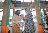 Jakarta -- Wakil Direktur Utama BNI Adi Sulistyowati tengah melakukan kunjungan Bazaar UMKM Perempuan Binaan BNI dalam Peringatan Hari Kartini Bersama Srikandi BNI, Kamis (21/4/2022).

BNI meyakini jika tradisi besar seorang Kartini sebagai pendobrak perubahan harus diberi ruang. Kesempatan seluas-luasnya ini diciptakan dan diberikan BNI bagi sejumlah perempuan berprestasi dalam perusahaan, yang ikut menopang pertumbuhan BNI yang secara berkelanjutan.Foto Dok BNI