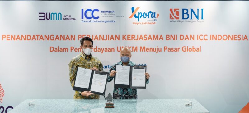 
JAKARTA -- (Ki-ka) Direktur Treasury dan Internasional BNI Henry Panjaitan dengan Presiden ICC Indonesia IIham Akbar Habibie dalam Penandatanganan Perjanjian Kerjasama (PKS) BNI dan ICC Indonesia dalam Pemberdayaan UMKM Menuju Pasar Global di Xpora Hub Gedung Smesco Jakarta, Selasa (12/4/2022). 

Sebagai mitra perbankan utama (preferred bank) global banking, BNI berkomitmen untuk menyediakan solusi layanan perbankan dan pendampingan bagi para pelaku usaha berorientasi ekspor khususnya para UMKM agar dapat mengembangkan kapasitas produksinya guna menembus pasar global.
