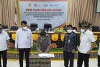 Bupati Sabu Raijua, Nikodemus Rihi Heke sedang menandatangi berita acara Rapat Pleno & Hight Level Meeting di Aula Kantor Bupati (Foto: Dule Dubu/Savanaparadise.com)