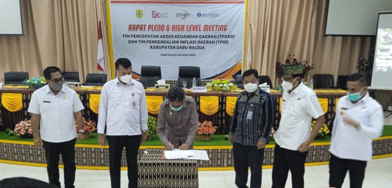 Bupati Sabu Raijua, Nikodemus Rihi Heke sedang menandatangi berita acara Rapat Pleno & Hight Level Meeting di Aula Kantor Bupati (Foto: Dule Dubu/Savanaparadise.com)