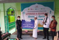 Penyerahan bantuan secara simbolik kepada Masjid JAMIN AN NUR yang didampingi oleh Kepala OJK perwakilan NTT dan Wakil Bupati Sabu Raijua,  Yohanis Ully Kale (Foto: Dule Dubu/Savanaparadise.com)
