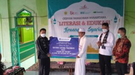 Penyerahan bantuan secara simbolik kepada Masjid JAMIN AN NUR yang didampingi oleh Kepala OJK perwakilan NTT dan Wakil Bupati Sabu Raijua,  Yohanis Ully Kale (Foto: Dule Dubu/Savanaparadise.com)