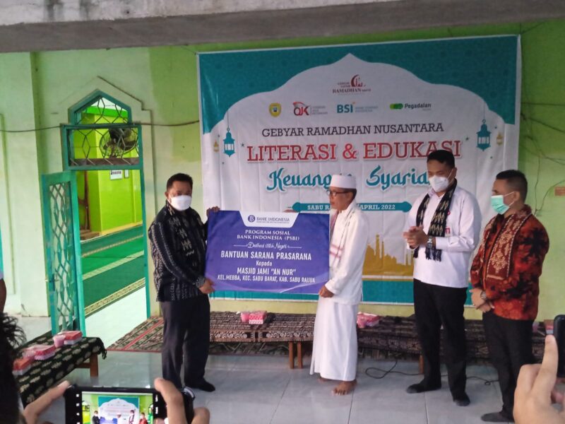 Penyerahan bantuan secara simbolik kepada Masjid JAMIN AN NUR yang didampingi oleh Kepala OJK perwakilan NTT dan Wakil Bupati Sabu Raijua,  Yohanis Ully Kale (Foto: Dule Dubu/Savanaparadise.com)