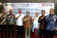 JAKARTA – (Ki-ka) Direktur Tresuri dan Internasional BNI Henry Panjaitan, Direktur Bisnis UMKM BNI Muhammad Iqbal, Direktur Utama BNI Royke Tumilaar, Direktur Eksekutif LPEI Rijani Tirtoso, Direktur Pelaksana Bidang Hubungan Kelembagaan LPEI Chesna Fizetty Anwar, Direktur Pelaksana Bidang Pengembangan Bisnis LPEI Maqin U Norhadi, Direktur Pelaksana Bidang Pembiayaan LPEI Dikdik Yustandi dalam MoU BNI dan LPEI terkait pemberian penjaminan kredit UMKM, Senin (25/4/2022). BNI bersama LPEI akan membantu UMKM *agar* mendapat pendampingan dan pelatihan guna mendorong program naik kelas Go Digital, Go Global, dan Go Productive.Foto : Dok BNI