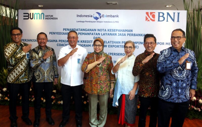 JAKARTA – (Ki-ka) Direktur Tresuri dan Internasional BNI Henry Panjaitan, Direktur Bisnis UMKM BNI Muhammad Iqbal, Direktur Utama BNI Royke Tumilaar, Direktur Eksekutif LPEI Rijani Tirtoso, Direktur Pelaksana Bidang Hubungan Kelembagaan LPEI Chesna Fizetty Anwar, Direktur Pelaksana Bidang Pengembangan Bisnis LPEI Maqin U Norhadi, Direktur Pelaksana Bidang Pembiayaan LPEI Dikdik Yustandi dalam MoU BNI dan LPEI terkait pemberian penjaminan kredit UMKM, Senin (25/4/2022). BNI bersama LPEI akan membantu UMKM *agar* mendapat pendampingan dan pelatihan guna mendorong program naik kelas Go Digital, Go Global, dan Go Productive.Foto : Dok BNI