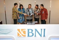 JAKARTA -- (Ki-ka) Direktur IT dan Operasi BNI Y.B. Hariantono, Direktur Keuangan BNI Novita Widya Anggraini, Direktur Utama BNI Royke Tumilaar, Direktur Bisnis UMKM BNI, Muhammad Iqbal, dan Direktur Manajemen Risiko BNI David Pirzada dalam Public Expose Kuartal I 2022 BNI, Selasa (26/4/2022). Percetakan laba bersih pada kuartal pertama BNI tahun ini mencapai Rp3,96 triliun, tumbuh 63,2% secara tahunan atau year-on-year (yoy). Foto Dok BNI