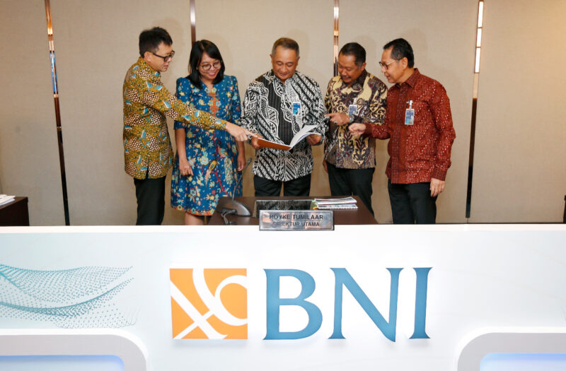 JAKARTA -- (Ki-ka) Direktur IT dan Operasi BNI Y.B. Hariantono, Direktur Keuangan BNI Novita Widya Anggraini, Direktur Utama BNI Royke Tumilaar, Direktur Bisnis UMKM BNI, Muhammad Iqbal, dan Direktur Manajemen Risiko BNI David Pirzada dalam Public Expose Kuartal I 2022 BNI, Selasa (26/4/2022). Percetakan laba bersih pada kuartal pertama BNI tahun ini mencapai Rp3,96 triliun, tumbuh 63,2% secara tahunan atau year-on-year (yoy). Foto Dok BNI