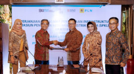 JAKARTA -- (ki-ka), Direktur Keuangan dan Manajemen Risiko PLN Sinthya Roesly, Direktur Niaga dan Manajemen Pelanggan PLN Bob Saril, Direktur Corporate Banking BNI Silvano Rumantir, Wakil Direktur Utama BNI Adi Sulistyowati, dan Direktur Layanan dan Jaringan BNI Ronny Venir penandatanganan Perjanjian Kerja Sama (PKS) Penyediaan Infrastruktur SPKLU di Area BNI, Selasa (26/4/2022).

Kolaborasi PLN dengan BNI ini menjadi wujud sinergi antar BUMN dalam menjaga kelestarian lingkungan dan mendukung pemerintah dalam mengejar target net zero emission pada 2060, dengan mendorong transisi energi melalui pengurangan emisi karbon pada sektor transportasi.Foto Dok BNI