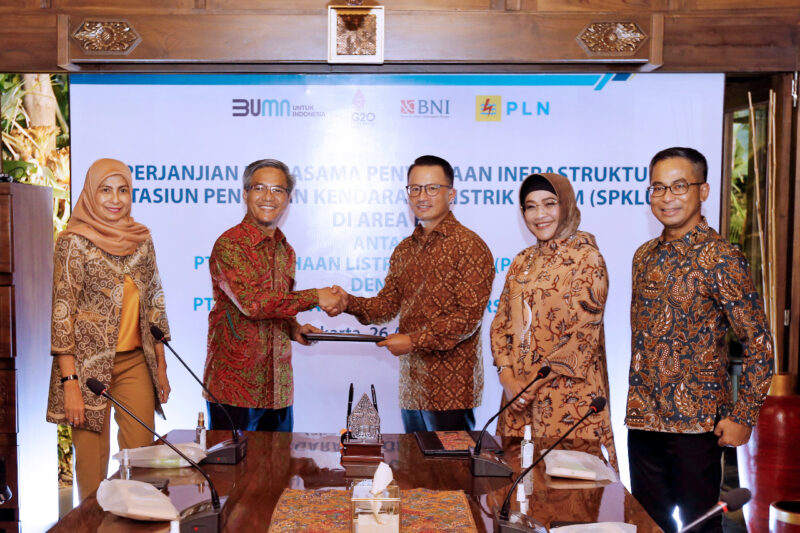 JAKARTA -- (ki-ka), Direktur Keuangan dan Manajemen Risiko PLN Sinthya Roesly, Direktur Niaga dan Manajemen Pelanggan PLN Bob Saril, Direktur Corporate Banking BNI Silvano Rumantir, Wakil Direktur Utama BNI Adi Sulistyowati, dan Direktur Layanan dan Jaringan BNI Ronny Venir penandatanganan Perjanjian Kerja Sama (PKS) Penyediaan Infrastruktur SPKLU di Area BNI, Selasa (26/4/2022).

Kolaborasi PLN dengan BNI ini menjadi wujud sinergi antar BUMN dalam menjaga kelestarian lingkungan dan mendukung pemerintah dalam mengejar target net zero emission pada 2060, dengan mendorong transisi energi melalui pengurangan emisi karbon pada sektor transportasi.Foto Dok BNI