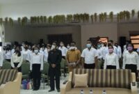 Bupati Sabu Raijua, Drs. Nikodemus Rihi Heke sedang berpose bersama 149 CASN usai pembekalan (Foto: Dule Dubu/Savanaparadise.com)