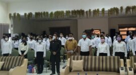 Bupati Sabu Raijua, Drs. Nikodemus Rihi Heke sedang berpose bersama 149 CASN usai pembekalan (Foto: Dule Dubu/Savanaparadise.com)