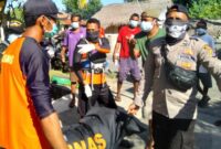 Tim SAR Gabungan sedang mengevakuasi Jenazah LM (44) (Foto: Dok Tim SAR Maumere)