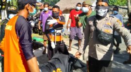Tim SAR Gabungan sedang mengevakuasi Jenazah LM (44) (Foto: Dok Tim SAR Maumere)