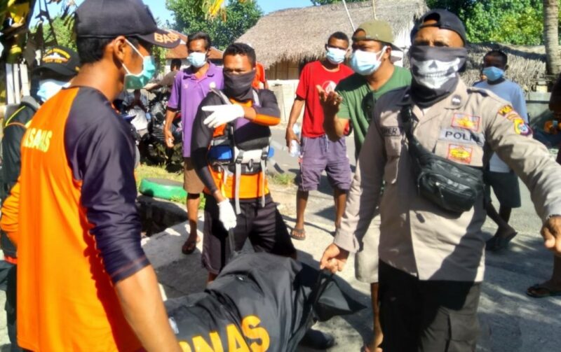 Tim SAR Gabungan sedang mengevakuasi Jenazah LM (44) (Foto: Dok Tim SAR Maumere)