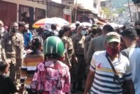 Personil dari Sat Pol PP Kabupaten Ende sedang melakukan penertiban terhadap para pedagang yang menjual dagangannya hingga di badan Jalan (Foto: Chen Rasi/Savanaparadise.com)