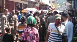 Personil dari Sat Pol PP Kabupaten Ende sedang melakukan penertiban terhadap para pedagang yang menjual dagangannya hingga di badan Jalan (Foto: Chen Rasi/Savanaparadise.com)