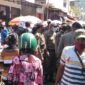 Personil dari Sat Pol PP Kabupaten Ende sedang melakukan penertiban terhadap para pedagang yang menjual dagangannya hingga di badan Jalan (Foto: Chen Rasi/Savanaparadise.com)