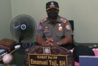 Kasat Pol PP Kabupaten Ende, Eman Taji, SH, saat memberikan keterangan pers di ruang kerjanya. (Foto: Chen Rasi/Sacanaparadise.com)