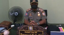 Kasat Pol PP Kabupaten Ende, Eman Taji, SH, saat memberikan keterangan pers di ruang kerjanya. (Foto: Chen Rasi/Sacanaparadise.com)